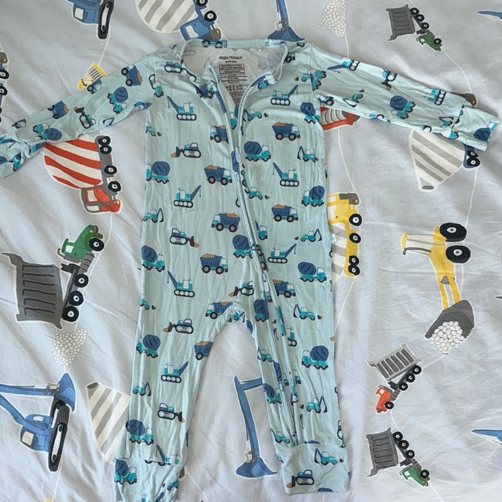 Posh Peanut construction trucks 🚜 print footless zipper onesie 18-24M